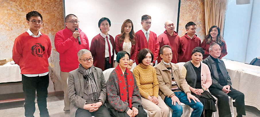 ●粵劇名伶與年輕演員合影留念。   香港文匯報記者梁靜儀  攝