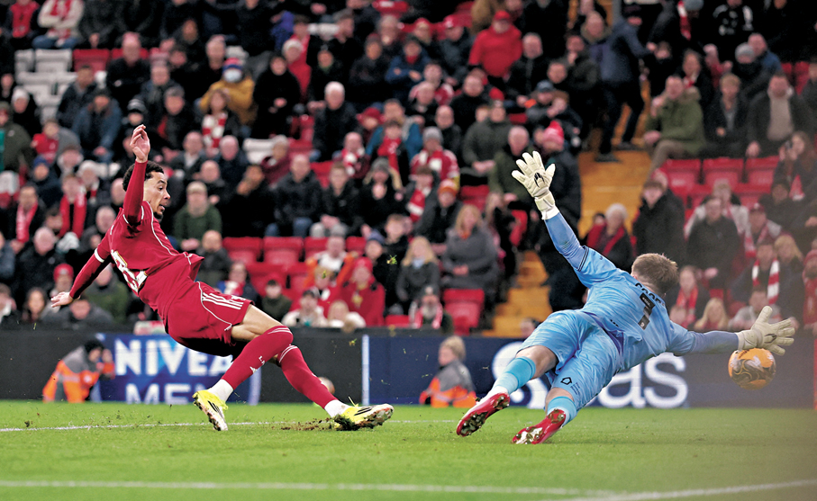 ●艾基迪基（左）取得入球。  路透社