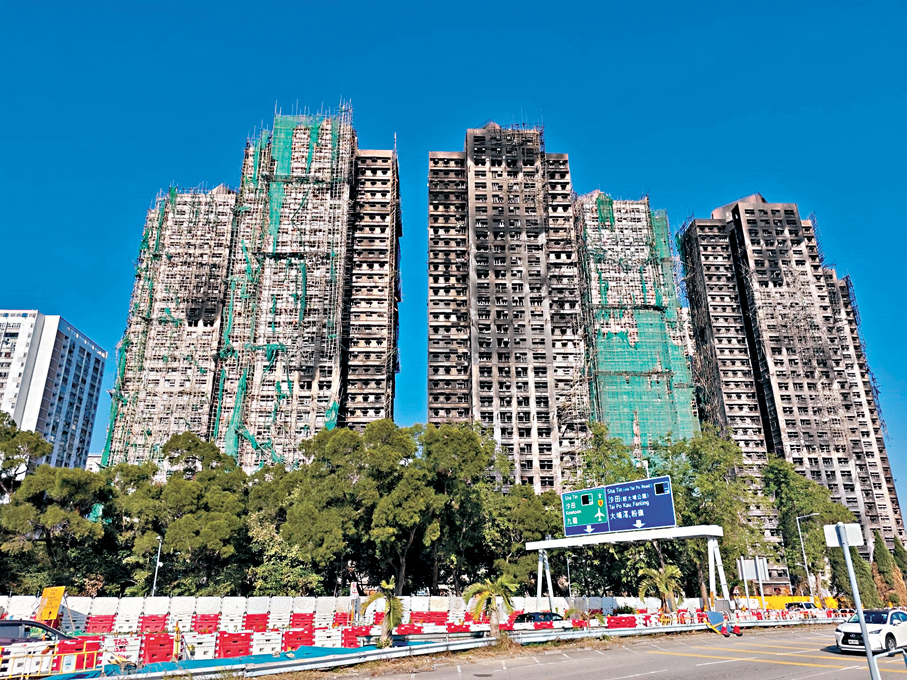 ●政府指宏福苑七座受災樓宇嚴重「內傷」，長遠需要拆卸的可能性高，「原址重建」方案需時或9年至10年，相較其他選項時間更長。圖為宏福苑一帶。 資料圖片