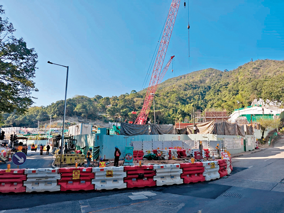 ●何永賢表示，若已出售業權的宏福苑業主選購大埔頌雅路西居屋，等候時間更短，生活配套亦相對完備。圖為大埔頌雅路地盤。 資料圖片