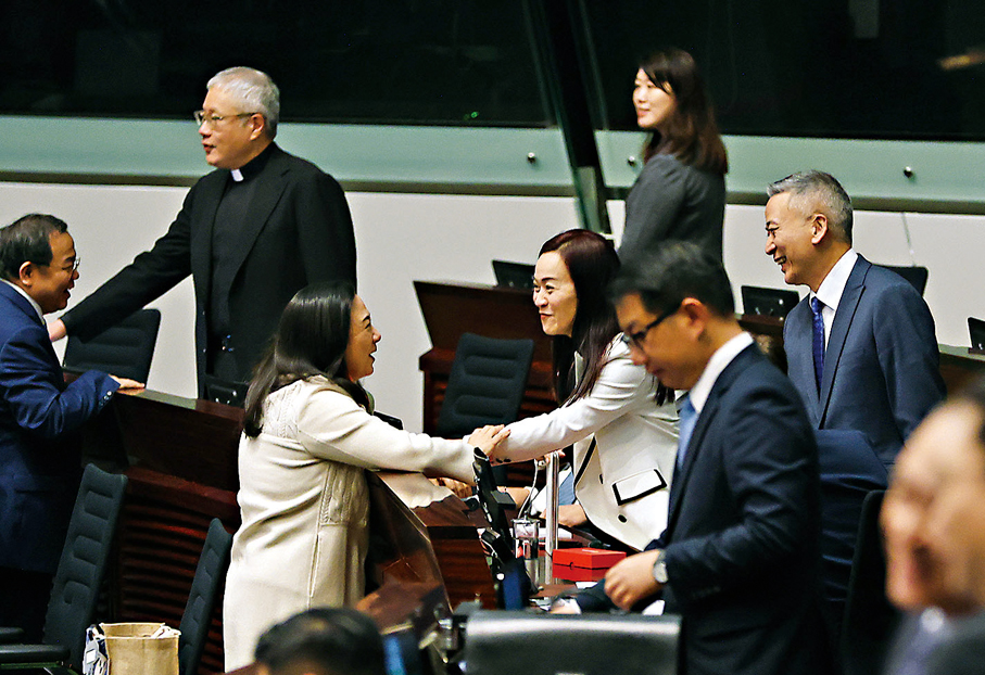 ●完成表決後，議員互相祝賀。 香港文匯報記者萬霜靈  攝
