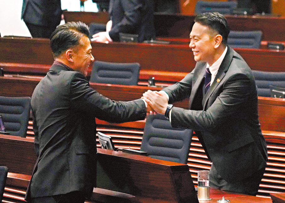 ●議員握手交流相見歡。 香港文匯報記者曾興偉  攝