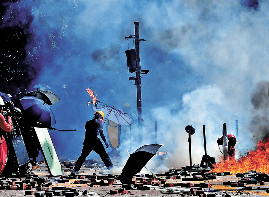 ●黎智英旗下刊物在修例風波中煽動暴力。圖為2019年11月暴徒在理工大學外縱火破壞。 資料圖片