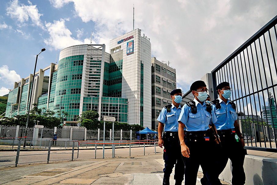 ●警方在2021年中封鎖蘋果大樓進行搜查。 資料圖片