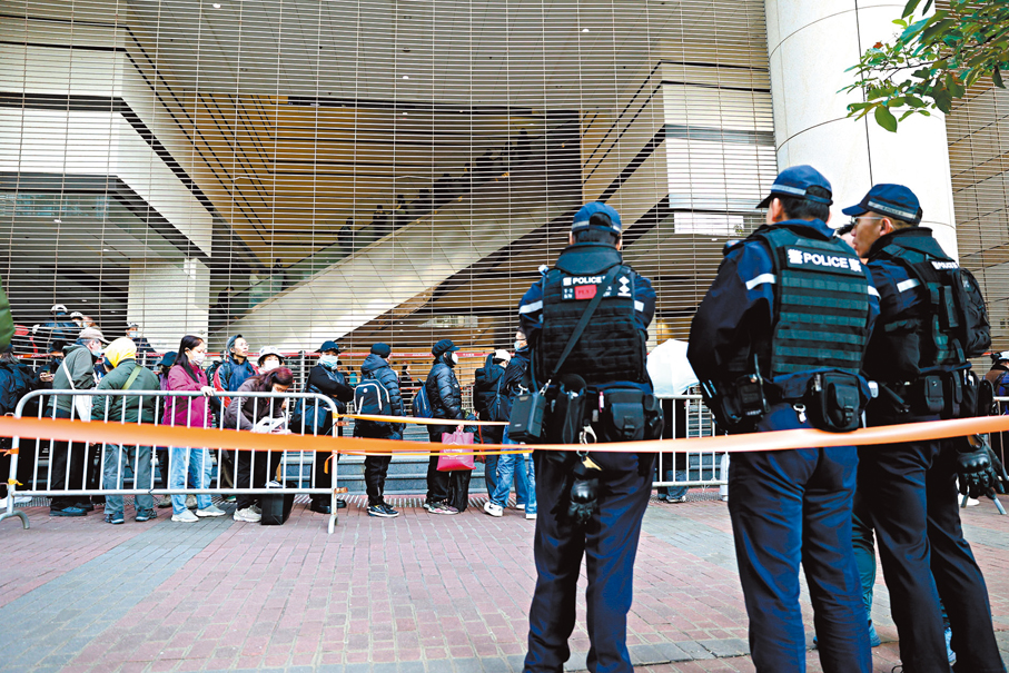 ●市民排隊進入法院旁聽黎智英案的裁決。 資料圖片