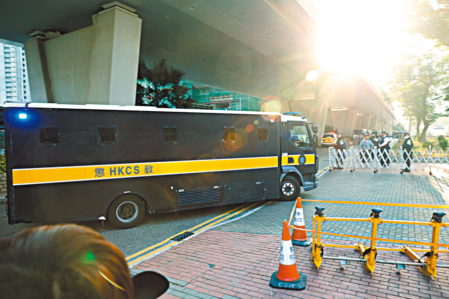 ●日前求情聆訊前，囚車進入法院。 資料圖片