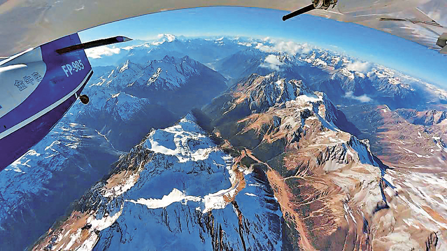 ●FP-985「金牛座」大型固定翼無人機飛過連綿雪山。 新華社 