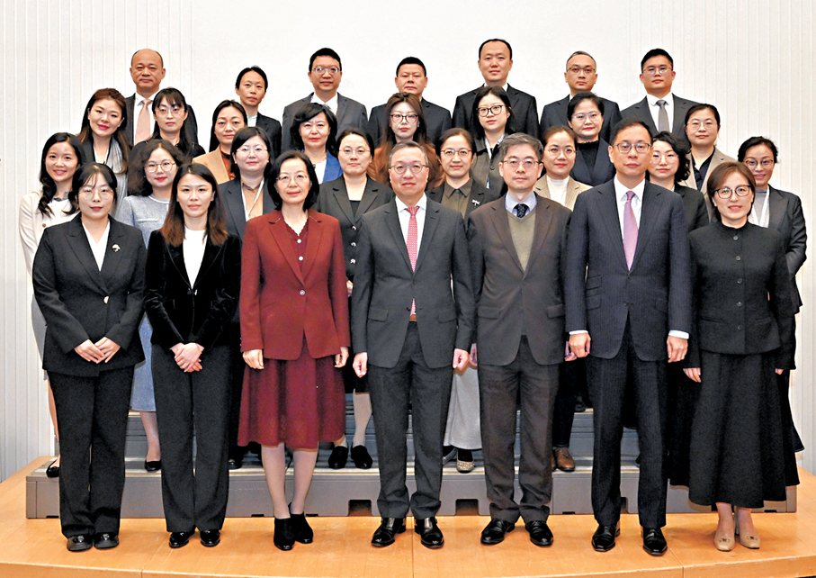 ●律政司司長林定國（前排中）、最高人民法院代表及研修班的講者和學員在開班儀式合照。