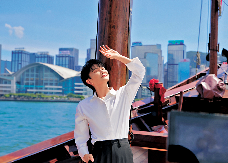 ●周深香港之行首站登上香港標誌性的紅色帆船。 旅發局供圖