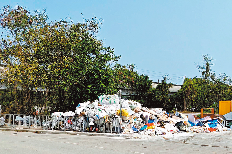 ●屯門亦園路非法棄置廢物。