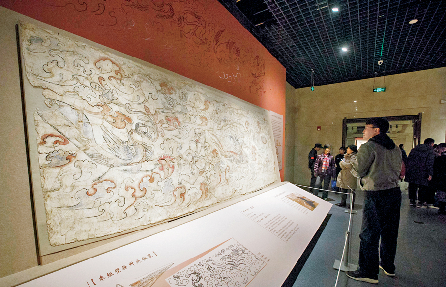 ●圖為參觀者正在觀看《山海經》神獸壁畫。 資料圖片