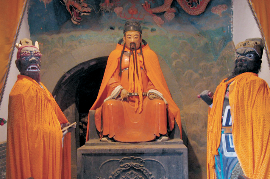 ●圖為藥王大殿內的藥王孫思邈塑像（中）。 資料圖片