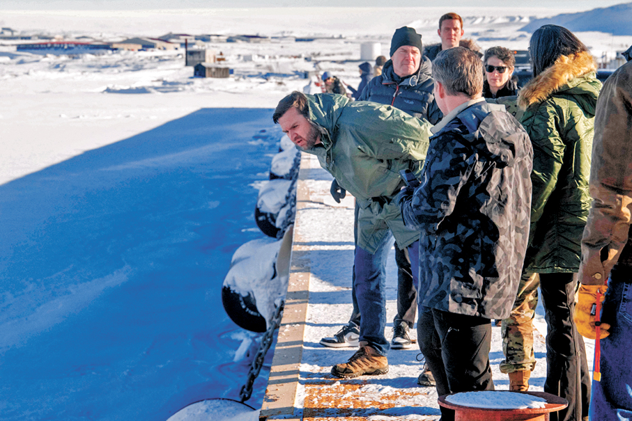 ●萬斯（左）去年到訪格陵蘭。 資料圖片