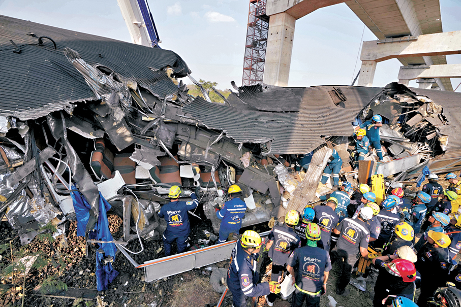 ●列車損毀嚴重，救援人員從扭曲的車廂殘骸中救出被困乘客。  美聯社