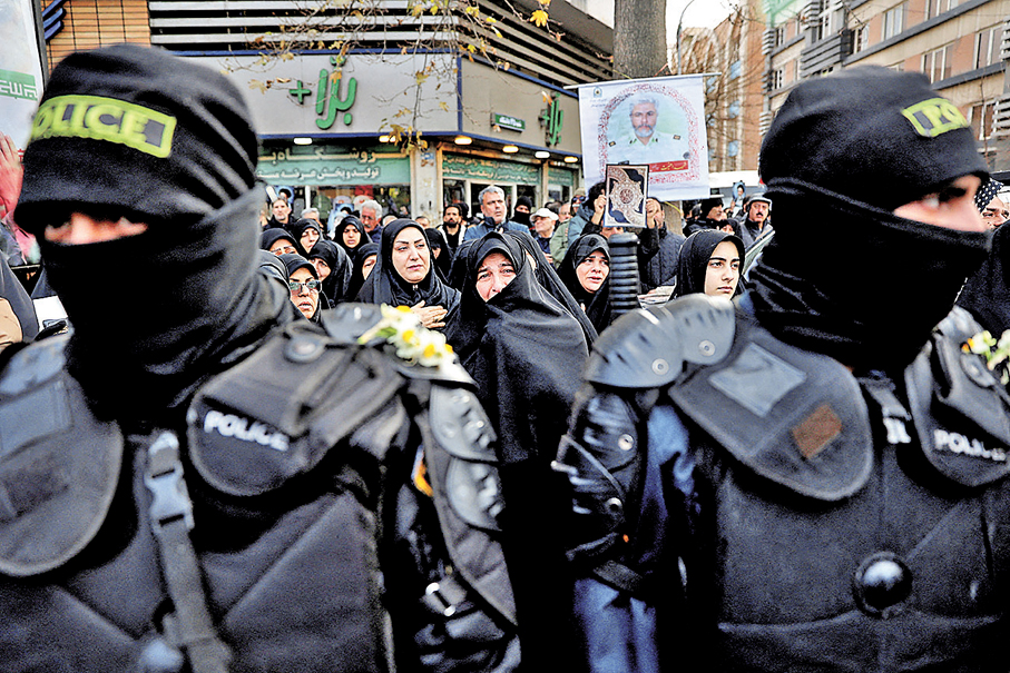 ●伊朗民眾在德黑蘭參加安全部隊人員的葬禮。 路透社