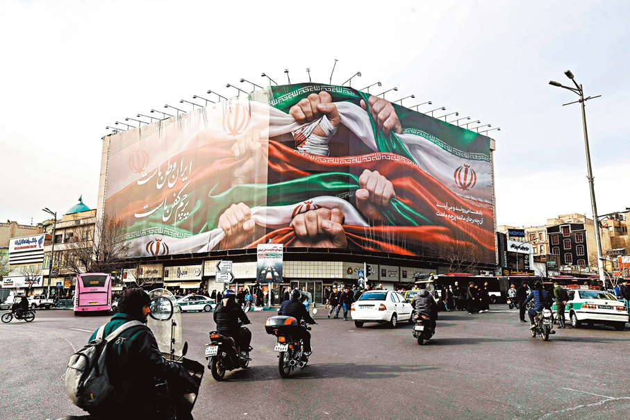 ●德黑蘭恩格拉布廣場上懸掛的大型愛國橫幅。 法新社