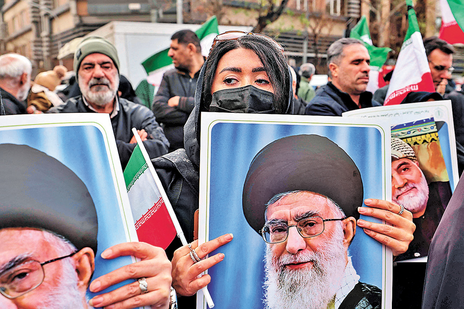 ●美國如攻擊哈梅內伊將激化局勢。圖為哈梅內伊支持者。 法新社