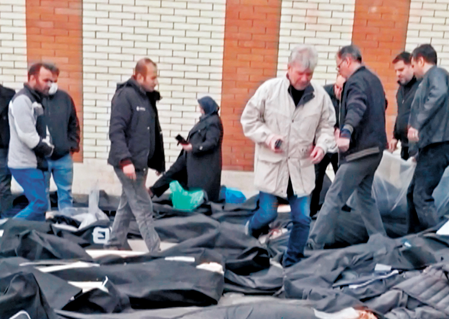 ●德黑蘭卡赫里扎克醫院外，有數十具屍體橫陳在地。 法新社