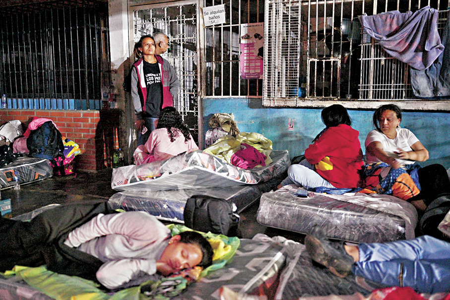 ●家屬露宿在埃爾羅德奧監獄外，等待委政府釋放拘留者。 路透社