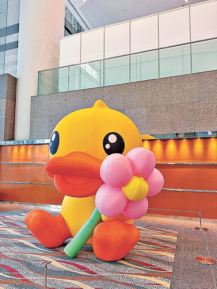 ●香港本地原創IP「B.Duck小黃鴨」在潮玩館入口處位置。