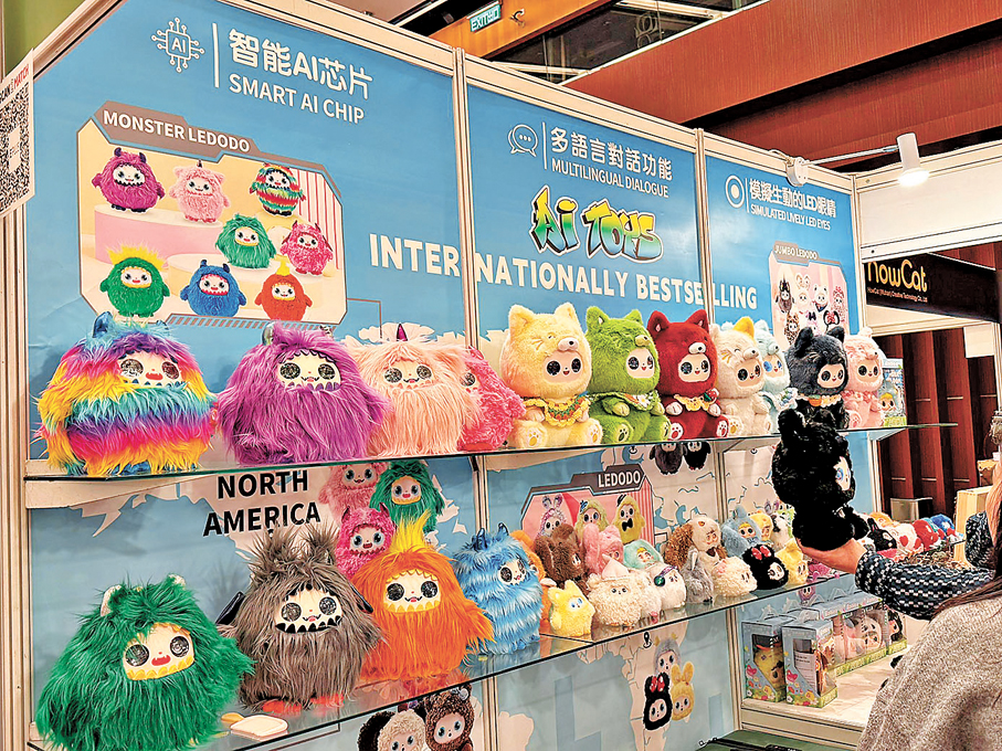 ●潮玩館內有來自大灣區的潮玩一線生產企業，吸引了不少外商前來諮詢合作。