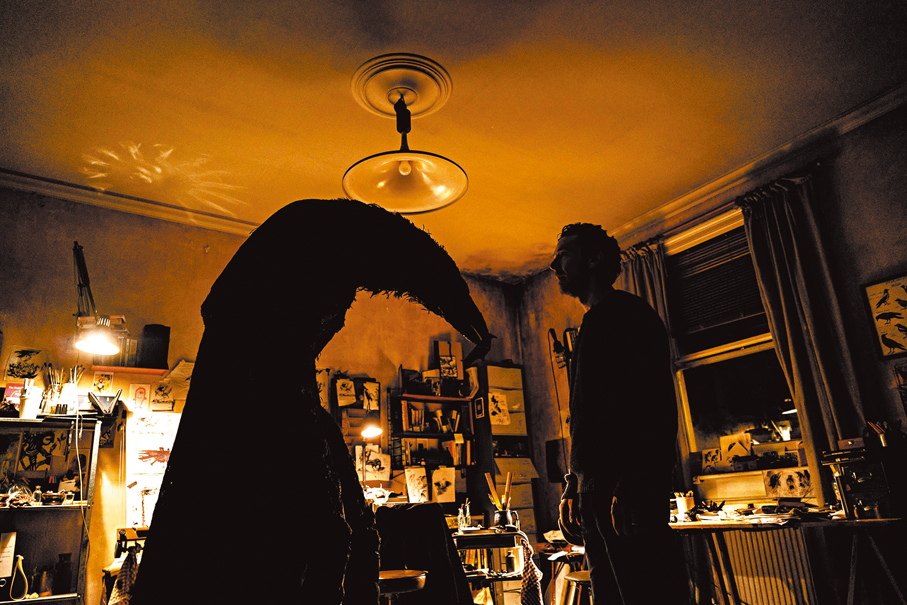 ●某天，他的悲傷成魔，長出翅膀，一隻巨型烏鴉從他的草圖中誕生。