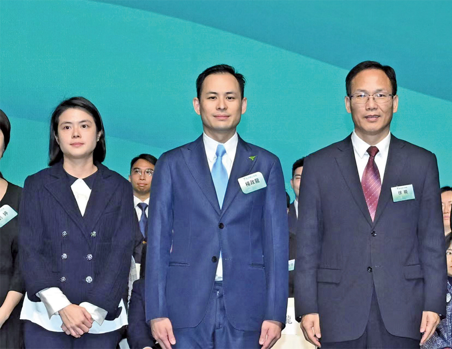 ●2022-2024年，楊政龍（中）連續擔任第30及31屆香港青年聯會主席。右一為十四屆全國青聯主席徐曉，左一為時任青聯常務副主席林顥伊。