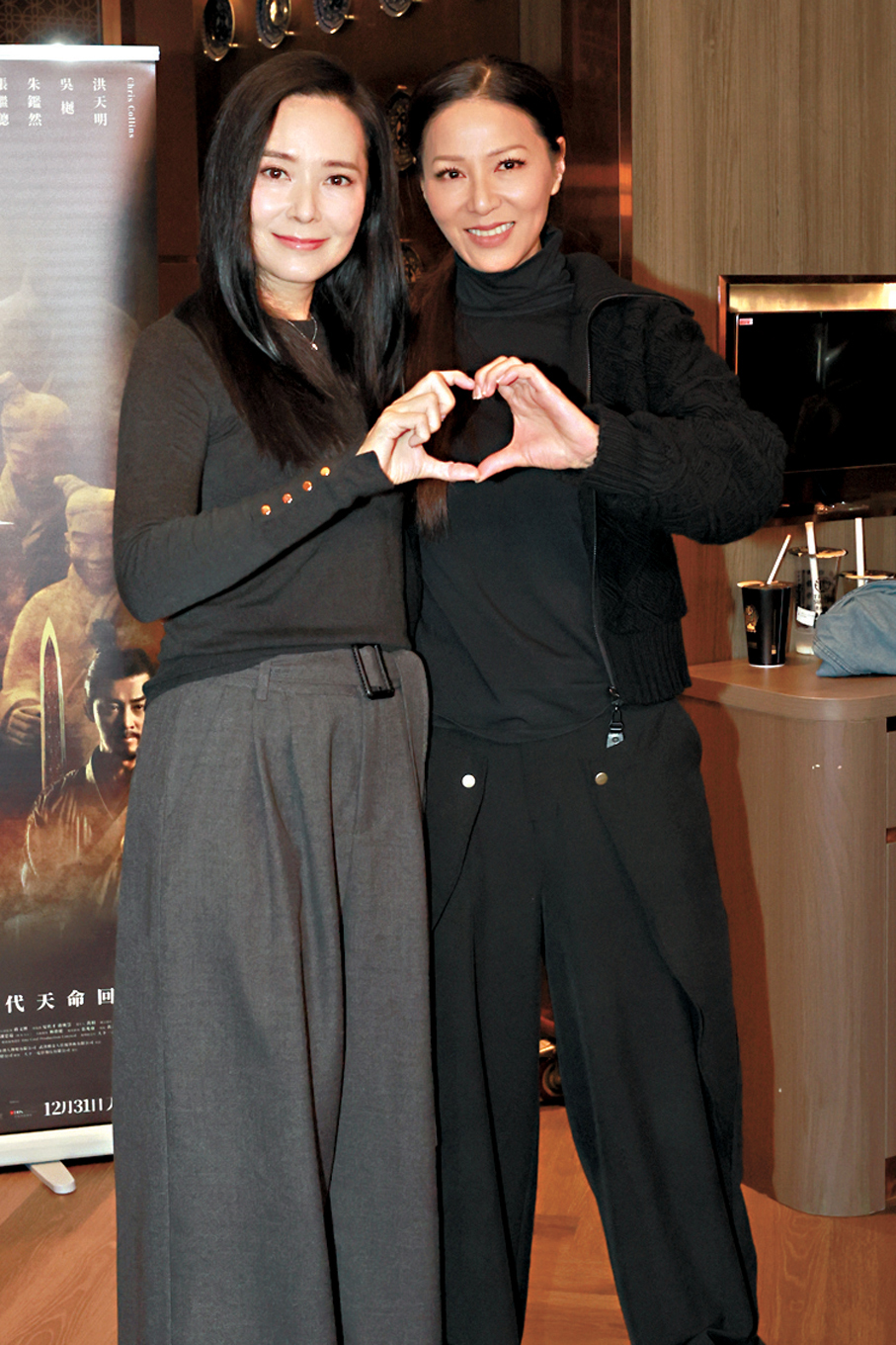●滕麗名(右)和郭羡妮對《尋秦記》票房成績好感驚喜。 香港文匯報記者北山彥 攝