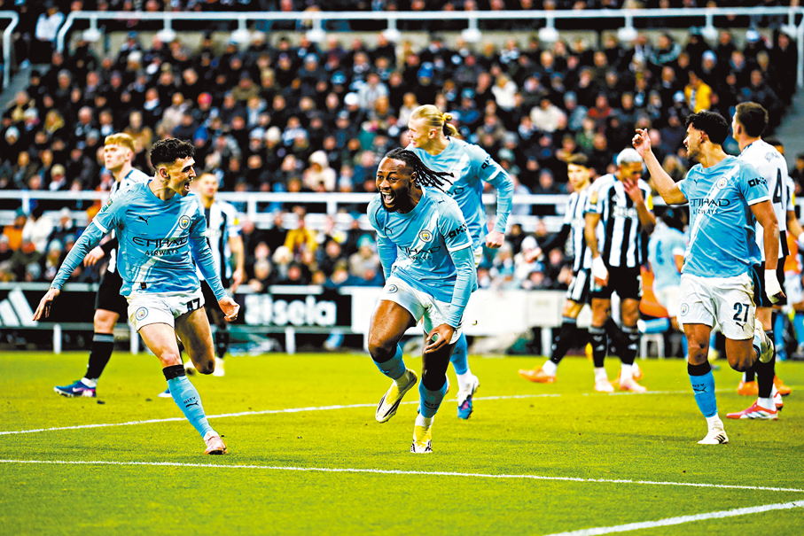 ●施美安（中）慶祝取得入球。  美聯社