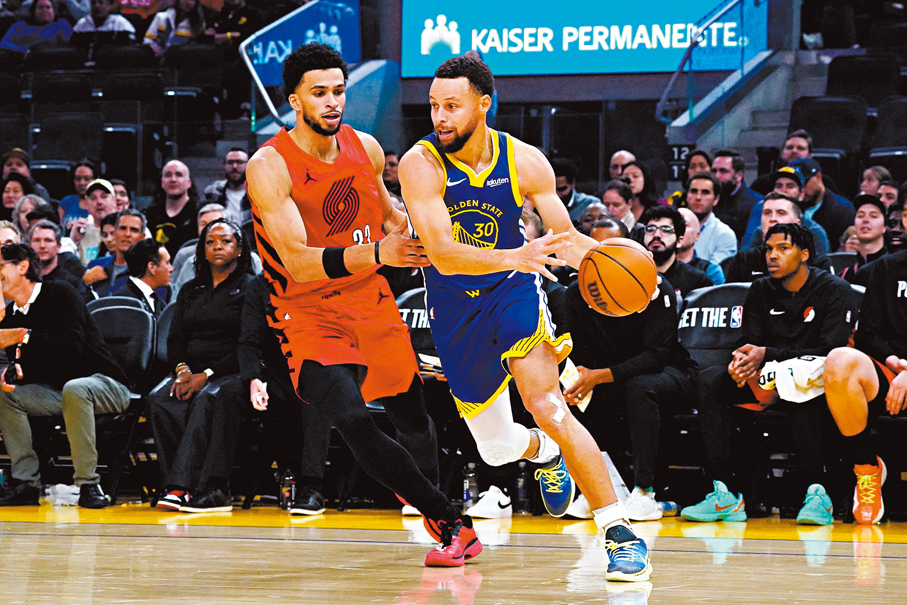 ●居里（右）在比賽中。  路透社