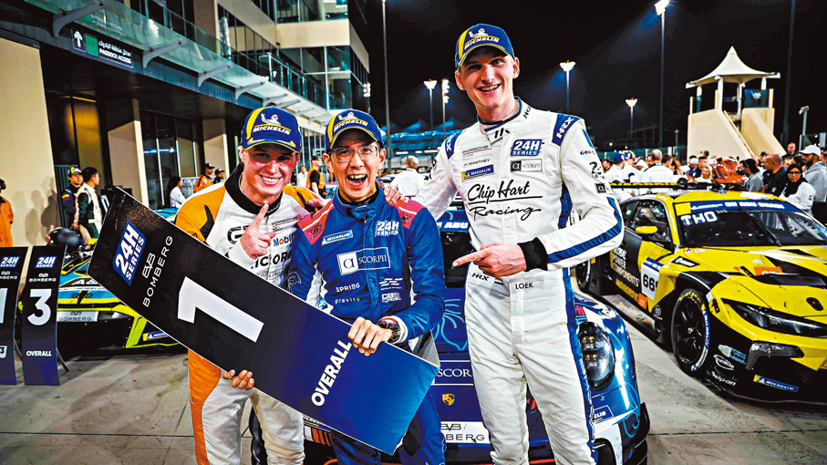 ●區天駿（中）與隊友慶祝勝利。  CBR Media圖片