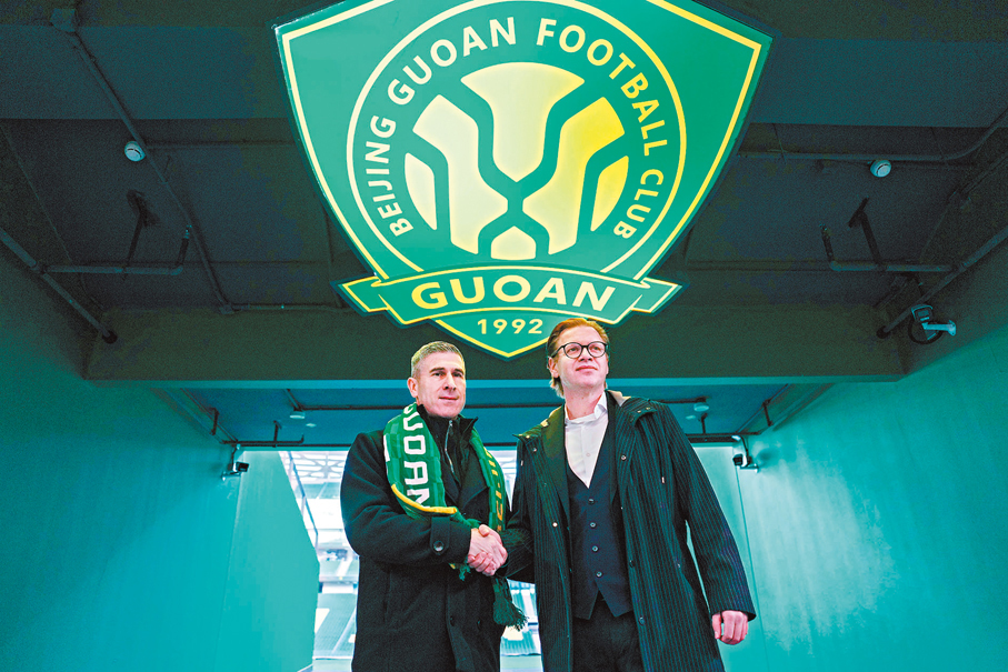 ●北京國安新任體育總經理馬永明（右）和一線隊新任主教練尼克蒙哥馬利握手。新華社