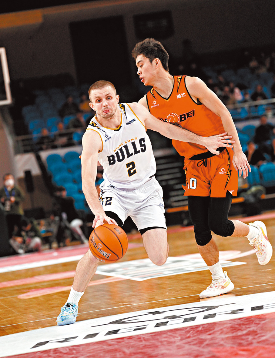 ●香港金牛球員厄特爾二世（左）在比賽中。  香港金牛圖片