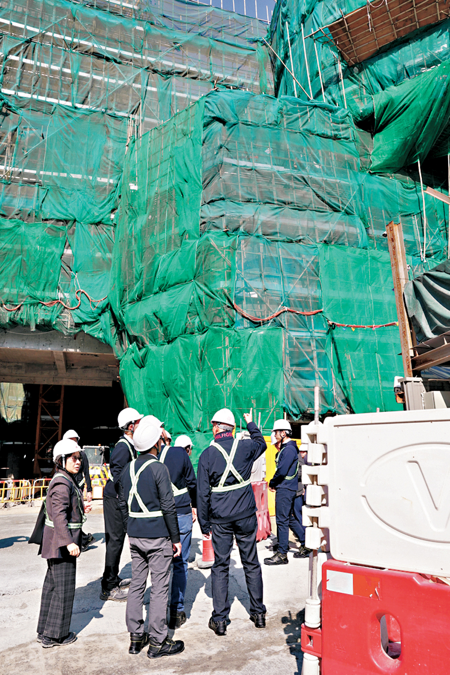 ●獨立委員會主席及委員到小西灣地盤視察竹棚與金屬棚。 香港文匯報記者萬霜靈  攝