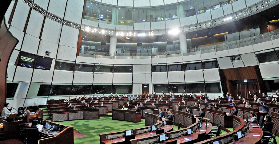 ●多位立法會議員昨日接受香港文匯報訪問時表示，議員在積極反映民意同時也兼顧特區整體利益，政府官員正面回應的過程中，也看到行政立法良性互動的新氣象，相信大家能夠一起推動香港的改革創新。圖為昨日立法會會議。香港文匯報記者曾興偉  攝