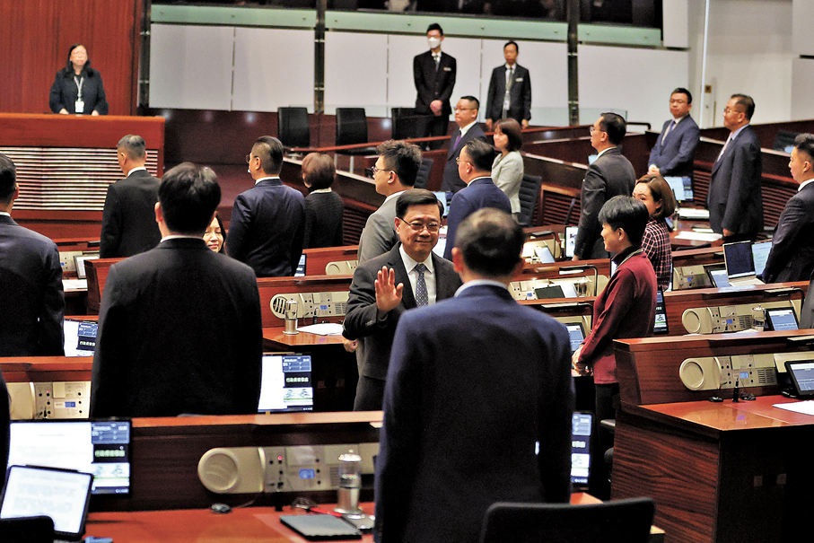 ●前日李家超發言後，在台下與議員打招呼。資料圖片