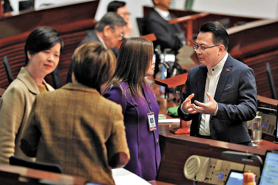 ●前日會議後，官員與議員進行交流。資料圖片