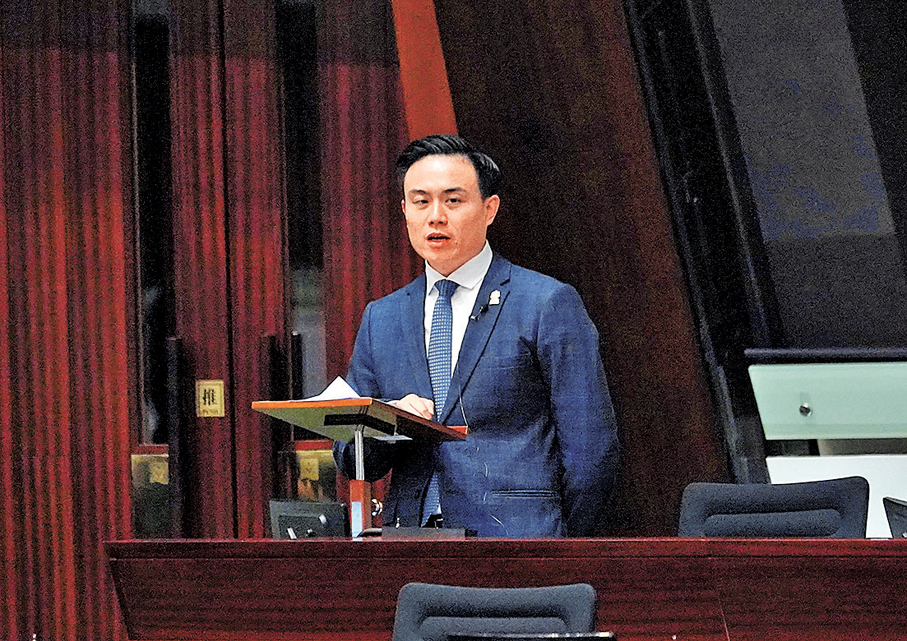 ●莊豪鋒提出「改善大廈維修工程管理」議案。香港文匯報記者曾興偉  攝