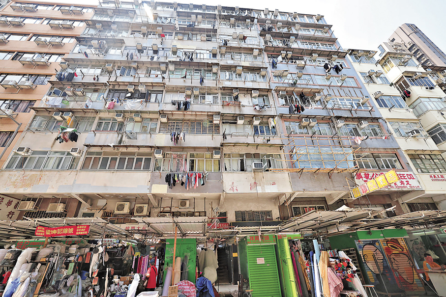 ●甯漢豪指目前約2萬幢合資格樓宇中，只有約9,000幢獲發驗樓令，其中約七成樓齡達50年或以上。圖為一唐樓。資料圖片