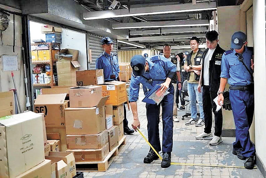 ●圖為消防處人員前年在聯合行動中巡查多幢工業大廈，並就各項消防隱患及違規情況採取相應行動。資料圖片