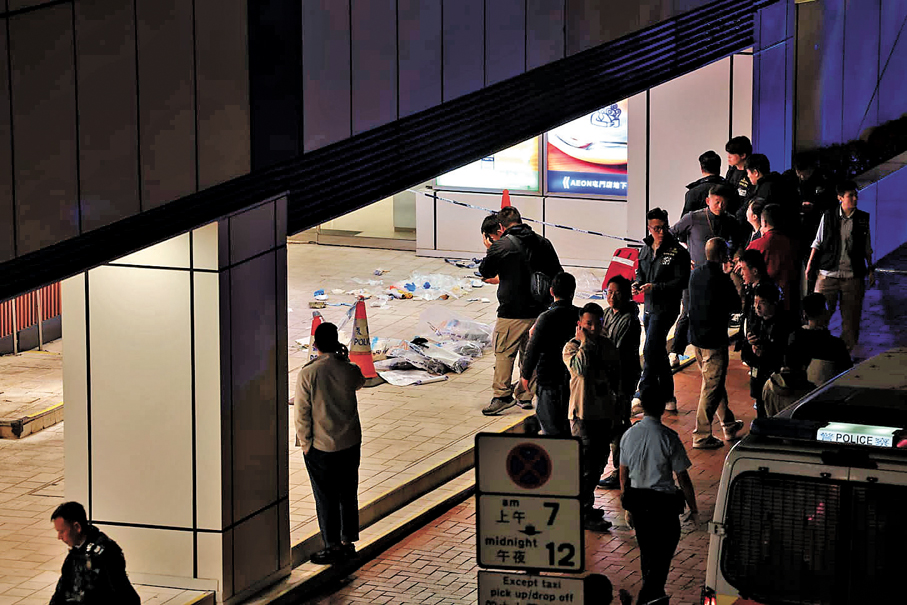 ●警方封鎖現場調查。香港文匯報記者鄺福強  攝