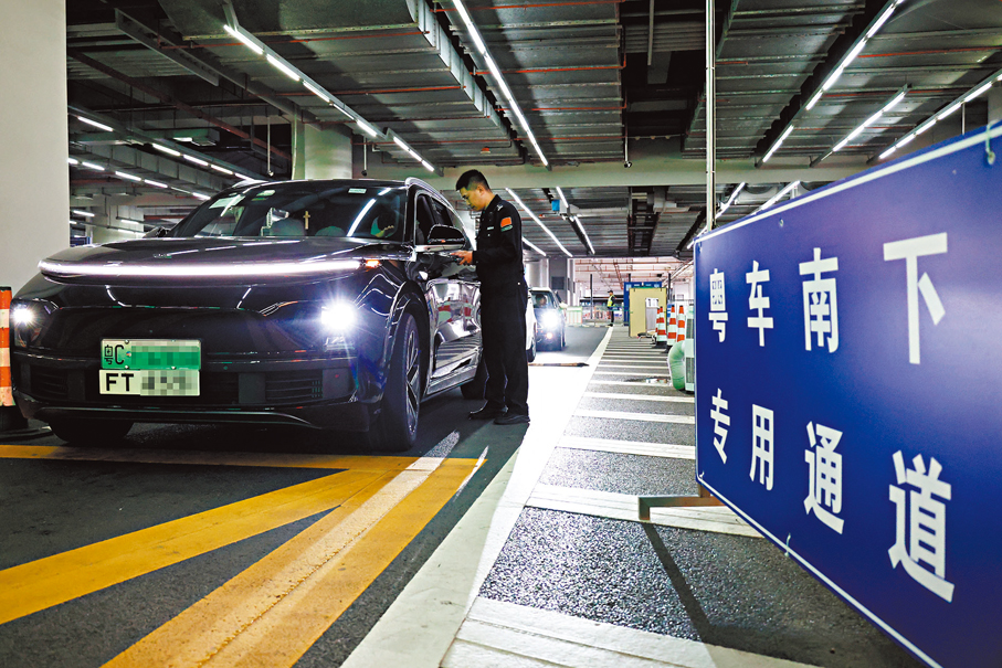 ●截至今年1月15日，經邊檢部門備案粵車南下車輛累計超過1,300輛。圖為粵車經港珠澳大橋珠海口岸通關。 受訪者供圖