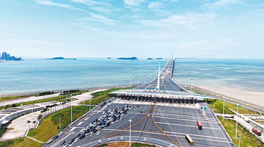 ●粵車南下與港車北上、澳車北上實現互惠跨境通行。圖為車輛經港珠澳大橋出行。 受訪者供圖