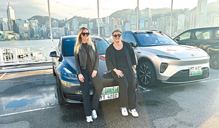 ●廣東車主彭先生（右）與家人駕車進入香港市區遊玩。 受訪者供圖