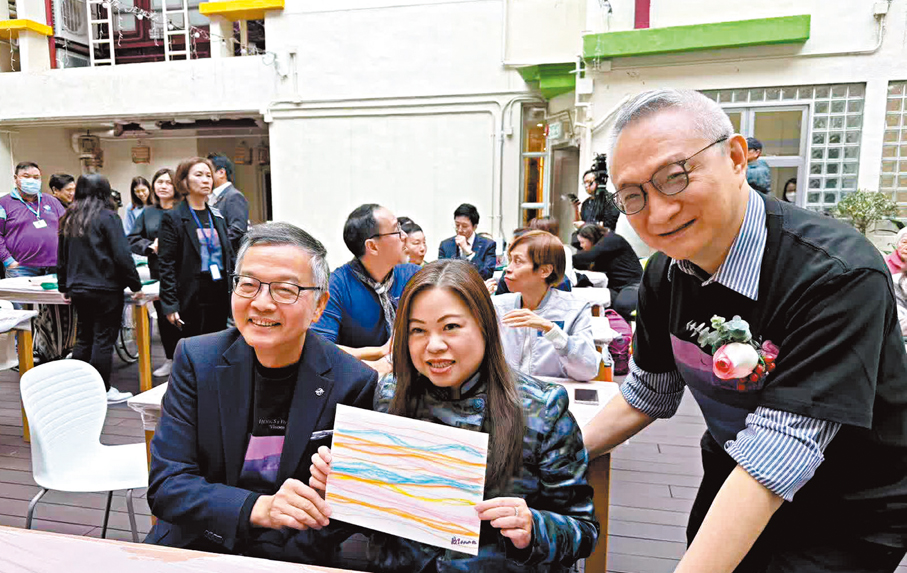 ●羅淑佩（中）展示畫作。  大公文匯全媒體記者周禹含  攝