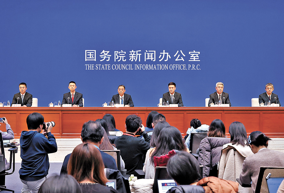 ●國新辦昨舉行新聞發布會，人行推8項新政支持經濟結構優化。 中新社