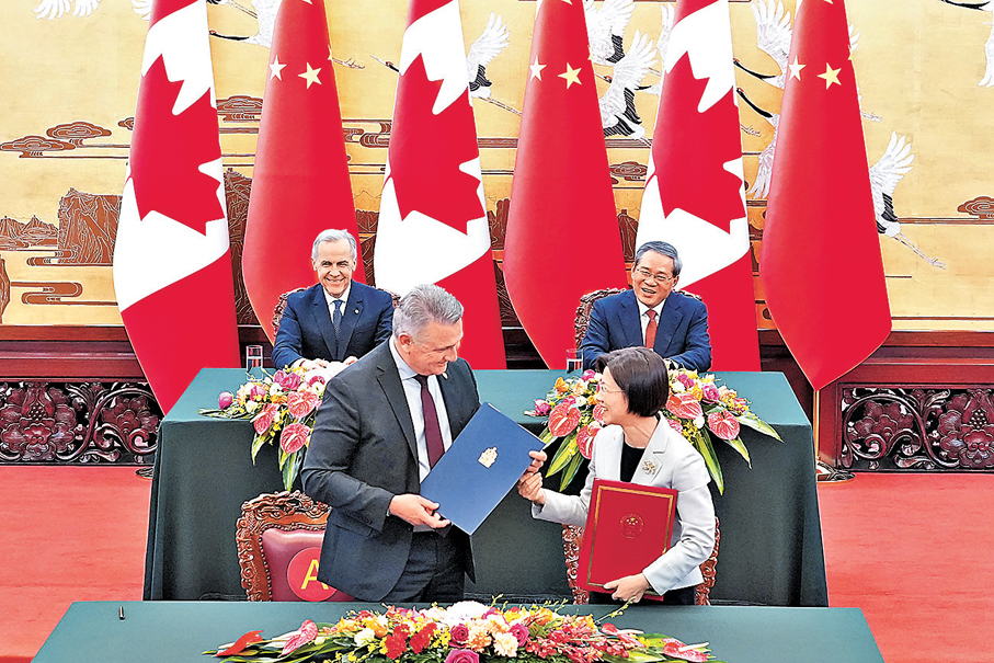 ●會談後，兩國總理共同見證簽署經貿、海關、能源、建築、文化、公共安全等多項合作文件。   中新社