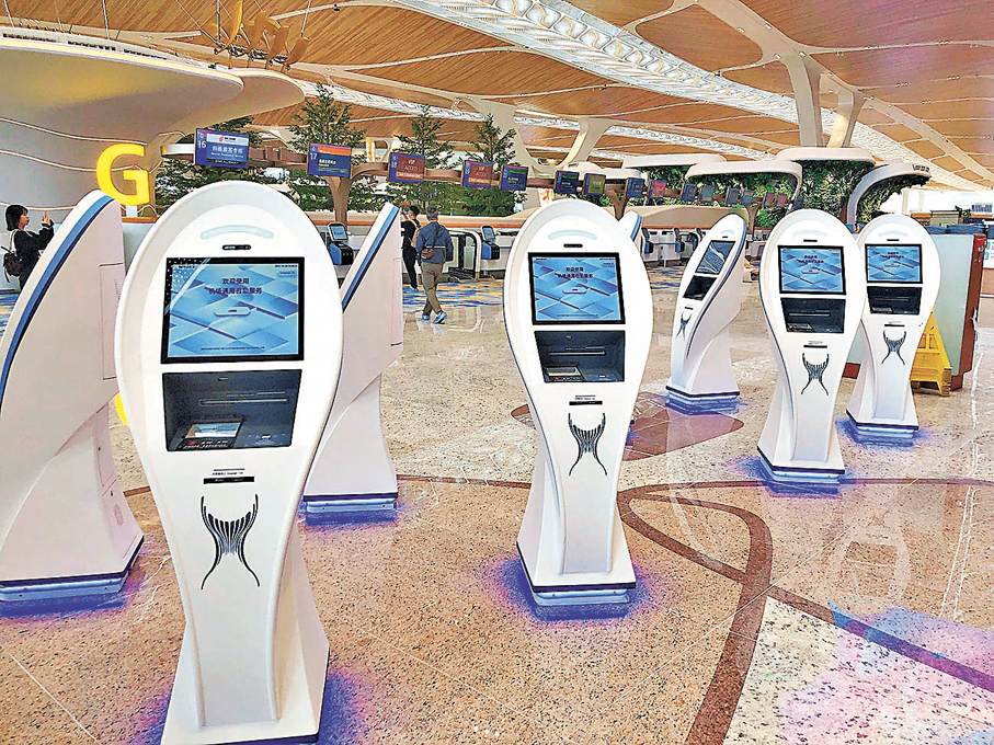 ●中國在機場基礎設施建設方面持續投入。圖為廣州白雲機場T3航站樓的自助服務機。 資料圖片