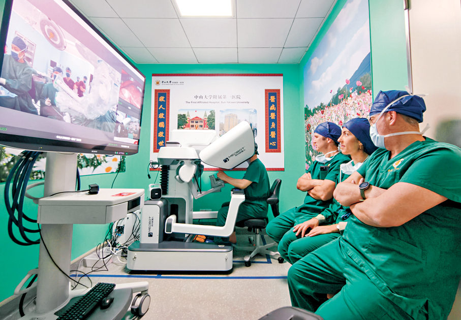 ●日前，法國專家在中山大學附屬第一醫院觀摩機器人胰十二指腸切除術。 中新社