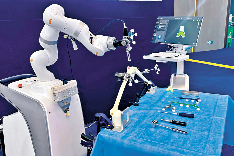 ●早前舉行的廣交會智慧醫療展區的「錕鋙」全骨科手術機器人。 資料圖片